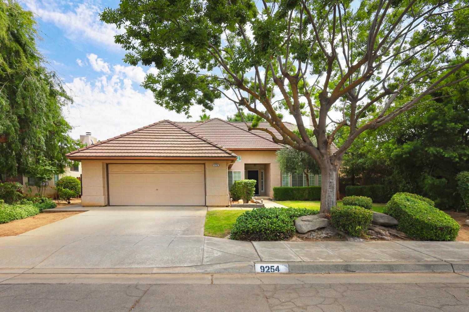 9254 N Whitney Ave, Fresno, CA 93720