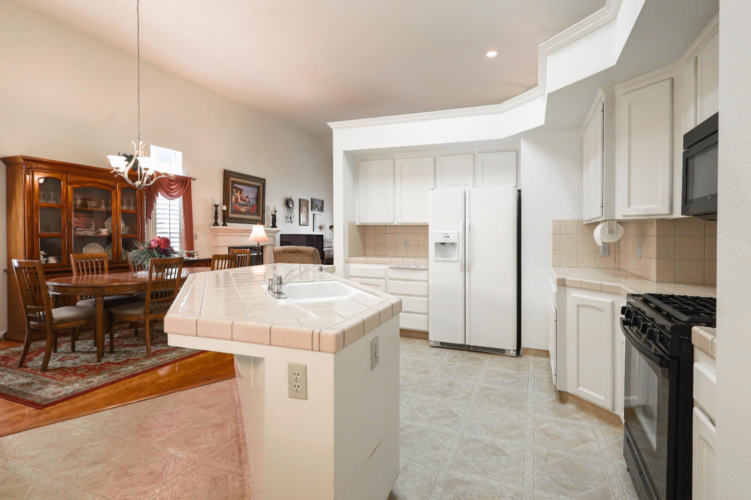 9254 N Whitney Ave, Fresno, CA 93720
