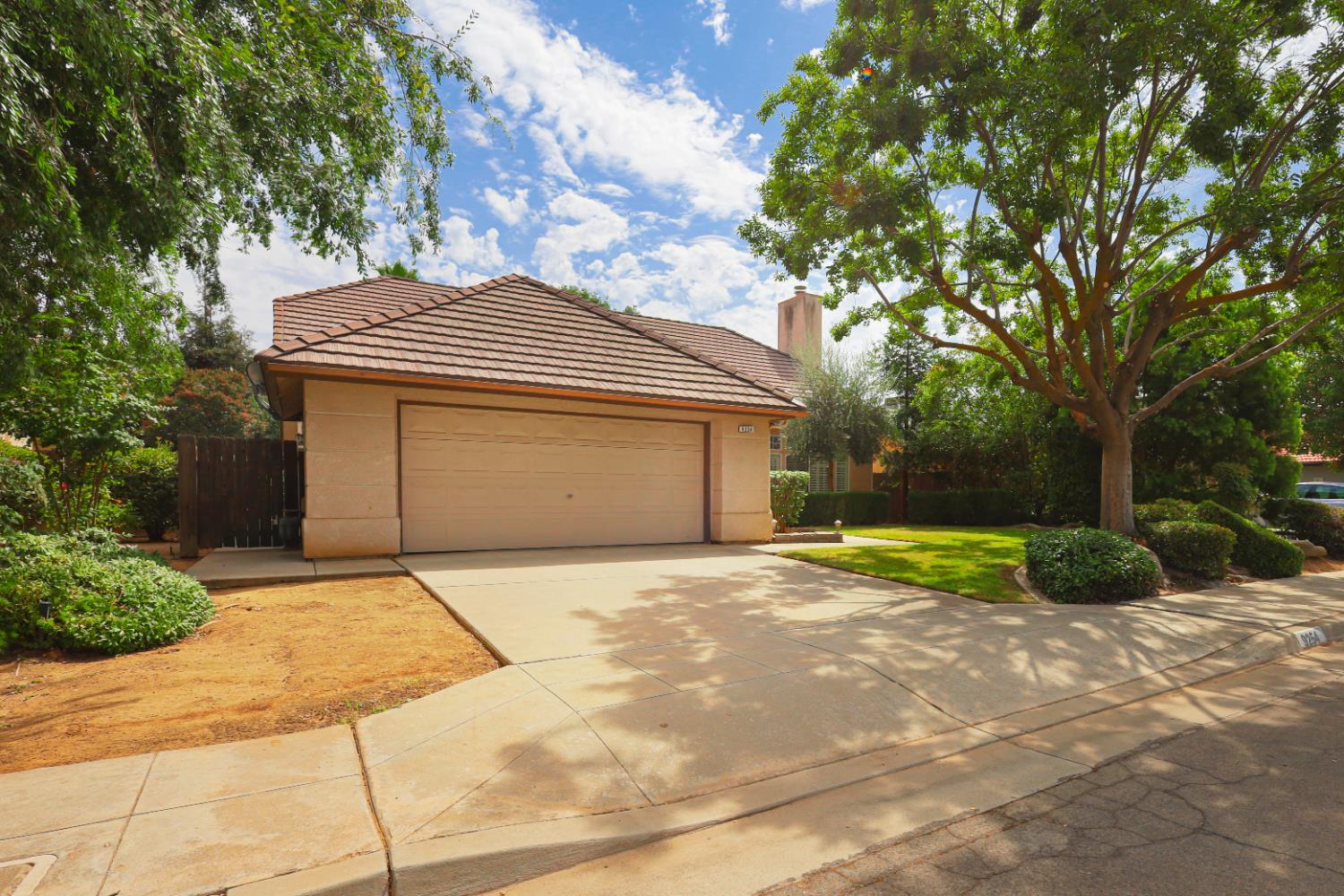 9254 N Whitney Ave, Fresno, CA 93720
