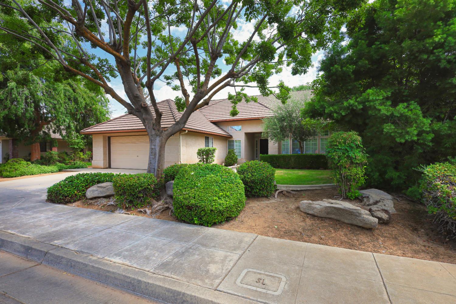 9254 N Whitney Ave, Fresno, CA 93720